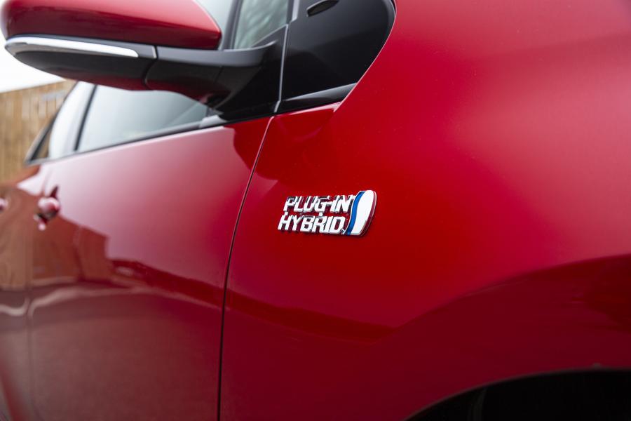Детали экстерьера Toyota Prius Plug-in Hybrid Business Edition+ 2019 года  (UK) (фото 25 из 30)